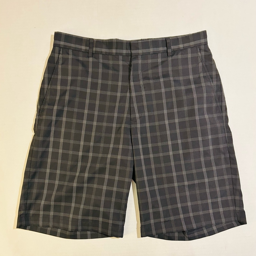 Walter Hagen Men’s Golf Shorts Flat Front Black/Gray Thin Plaid